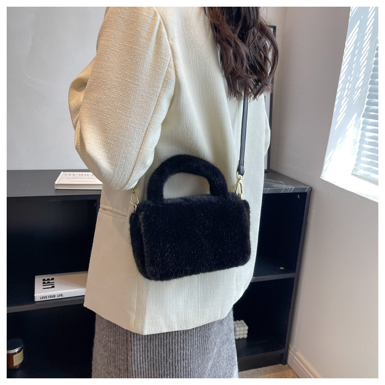 Women's Plush Solid Color Fashion Square Magnetic Buckle Crossbody Bag display picture 7