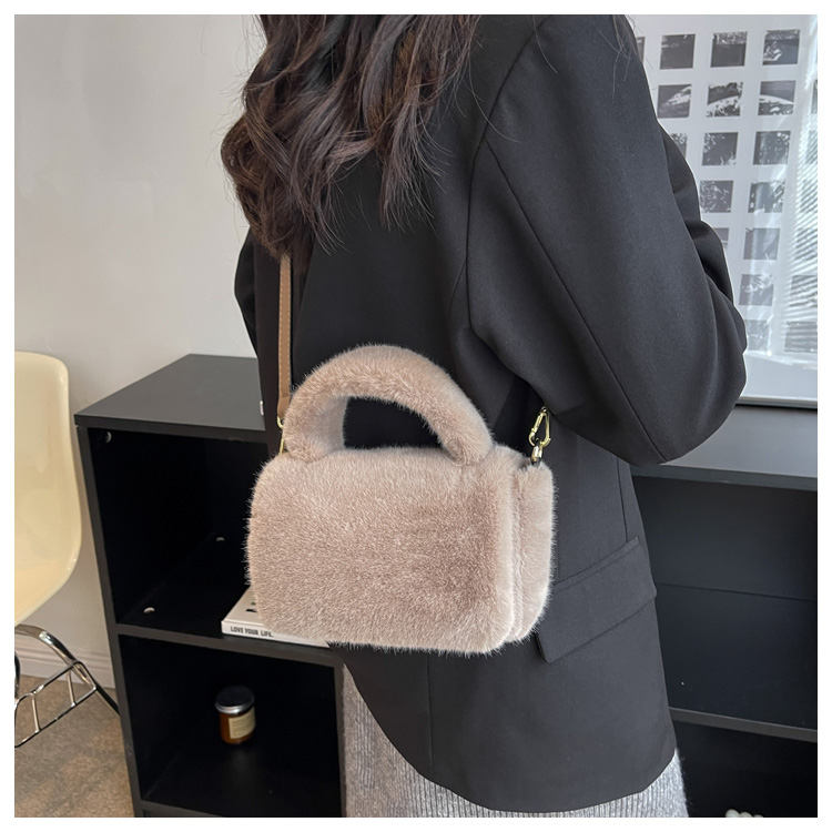 Women's Plush Solid Color Fashion Square Magnetic Buckle Crossbody Bag display picture 9