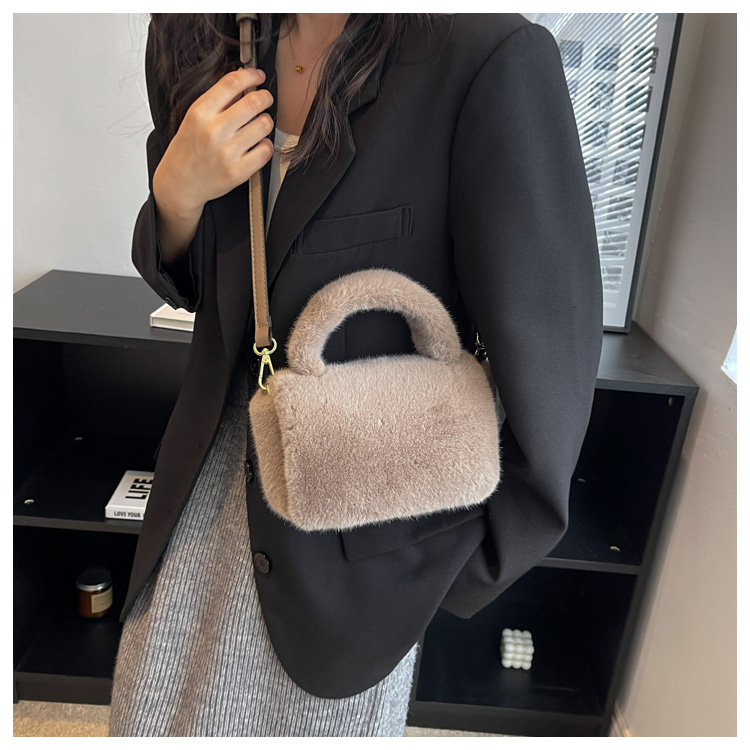 Women's Plush Solid Color Fashion Square Magnetic Buckle Crossbody Bag display picture 13