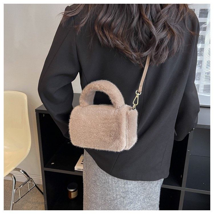 Women's Plush Solid Color Fashion Square Magnetic Buckle Crossbody Bag display picture 16
