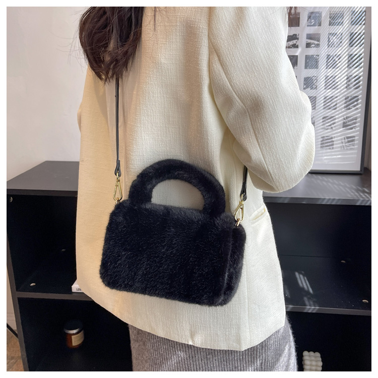 Women's Plush Solid Color Fashion Square Magnetic Buckle Crossbody Bag display picture 17