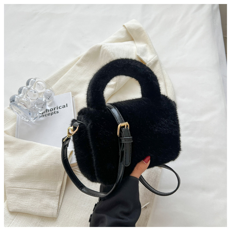 Women's Plush Solid Color Fashion Square Magnetic Buckle Crossbody Bag display picture 19