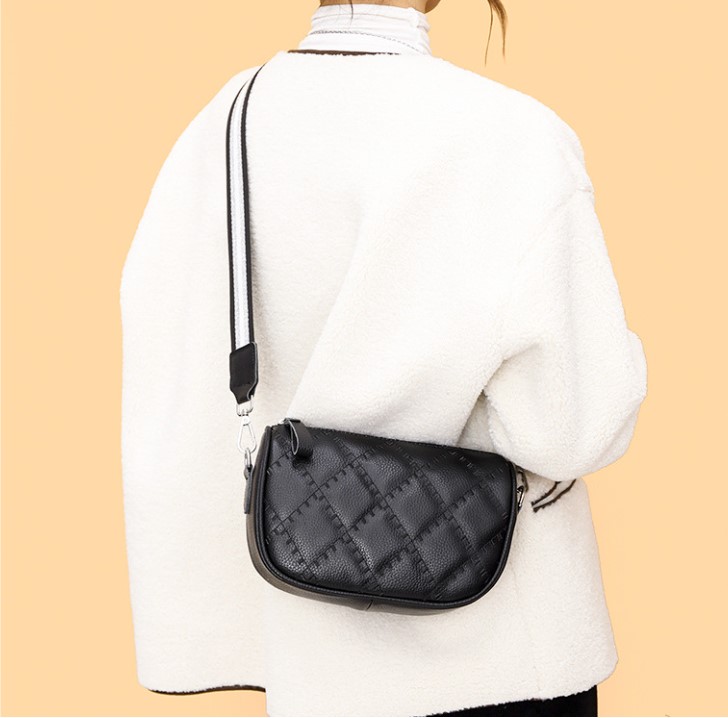 Women's Medium Pu Leather Lingge Fashion Square Zipper Crossbody Bag display picture 5