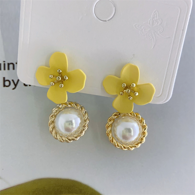 Sweet Flower Alloy Inlay Artificial Pearls Women's Ear Studs 1 Pair display picture 1