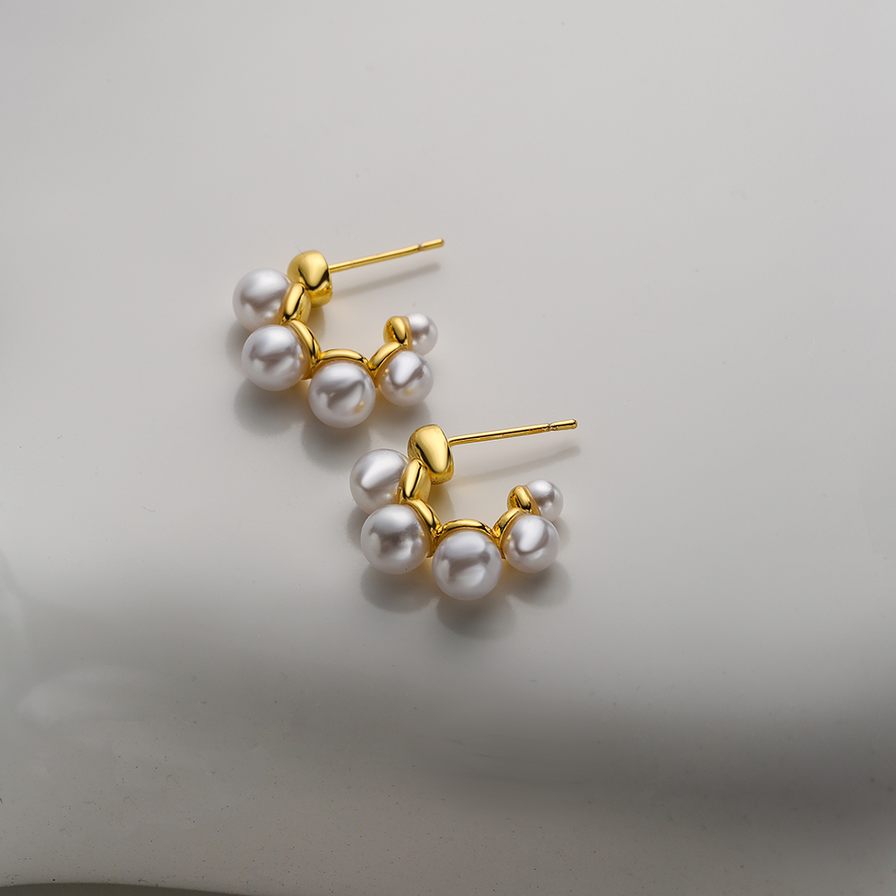 1 Pair Fashion C Shape Gold Plated Copper Artificial Pearls Gold Plated Ear Studs display picture 1