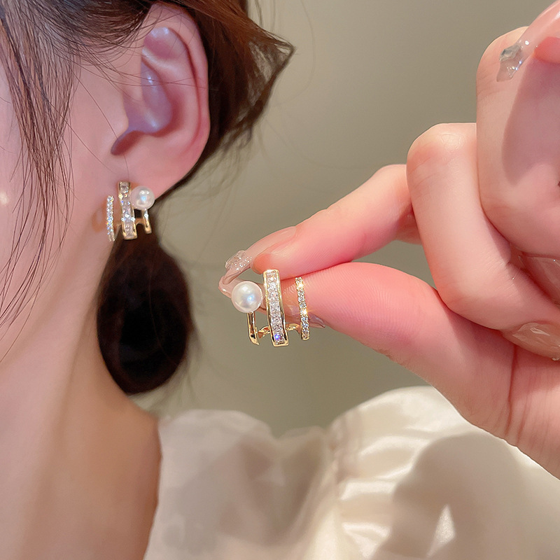 Fashion Geometric Copper Pearl Zircon Ear Studs 1 Pair display picture 2