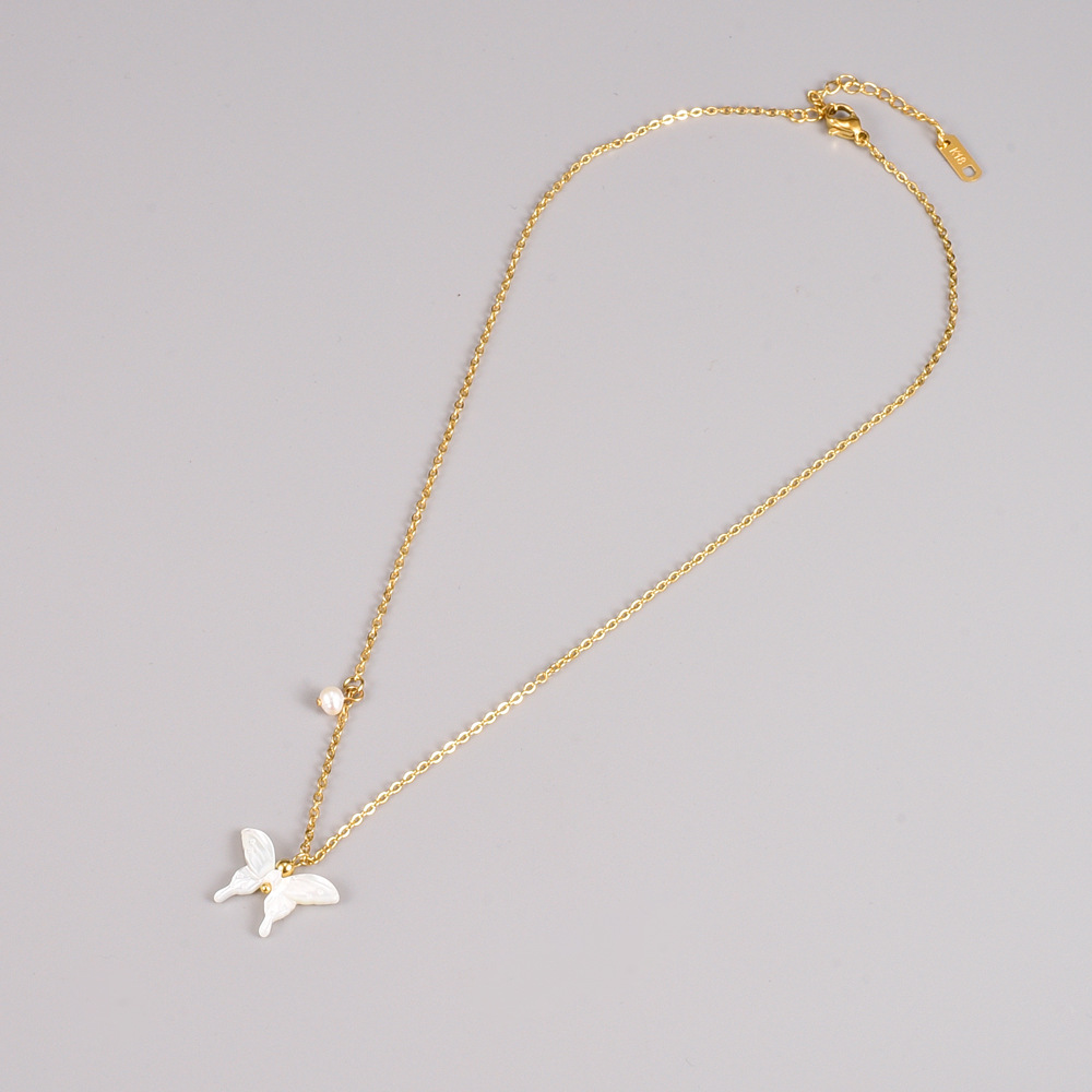 Einfacher Stil Schmetterling Titan Stahl Vergoldet Künstliche Perlen Hülse Halskette Mit Anhänger display picture 5