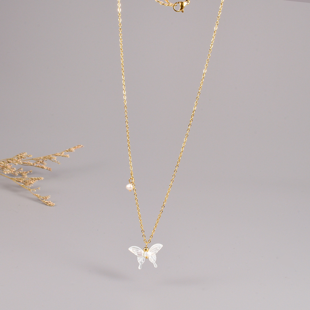 Einfacher Stil Schmetterling Titan Stahl Vergoldet Künstliche Perlen Hülse Halskette Mit Anhänger display picture 4