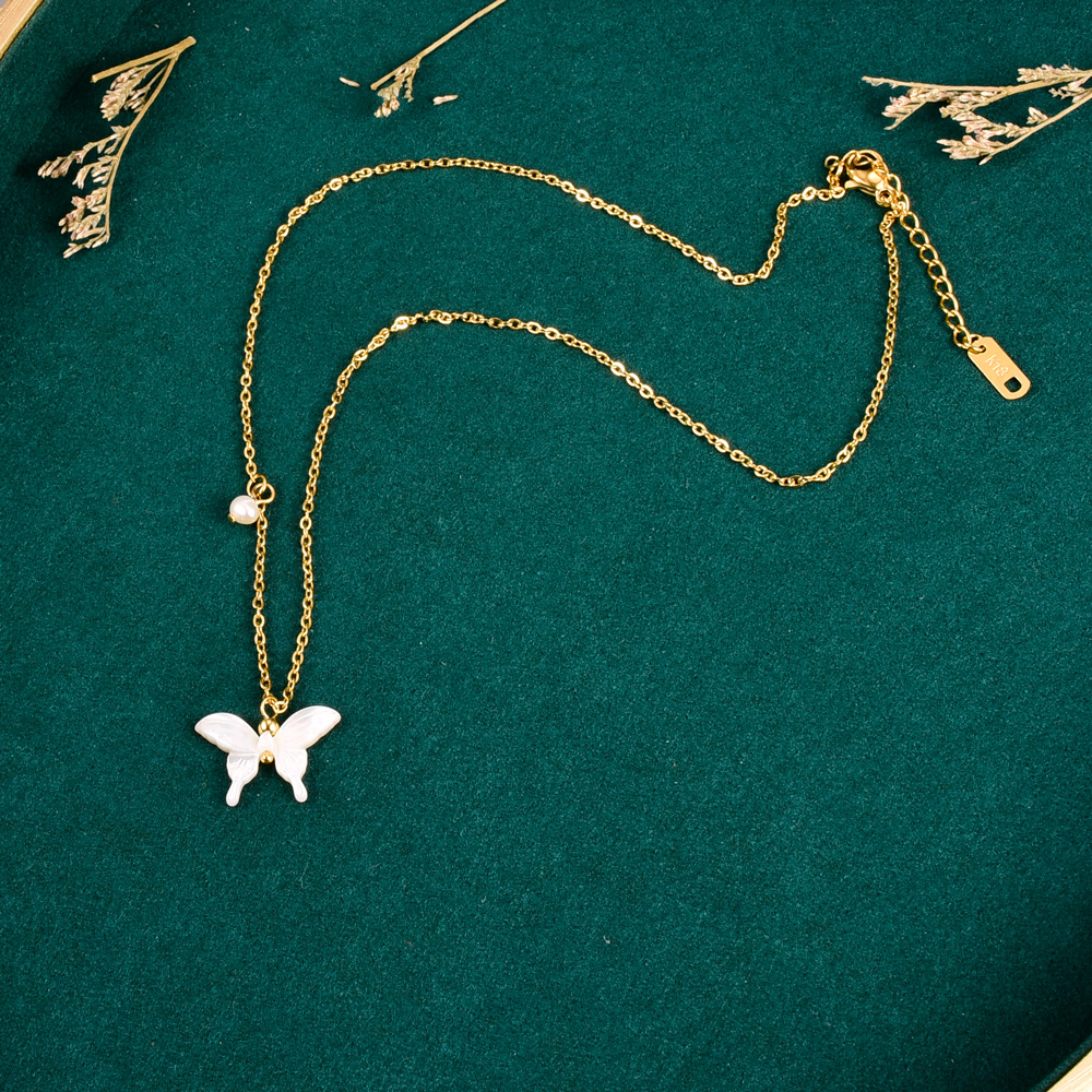 Einfacher Stil Schmetterling Titan Stahl Vergoldet Künstliche Perlen Hülse Halskette Mit Anhänger display picture 6