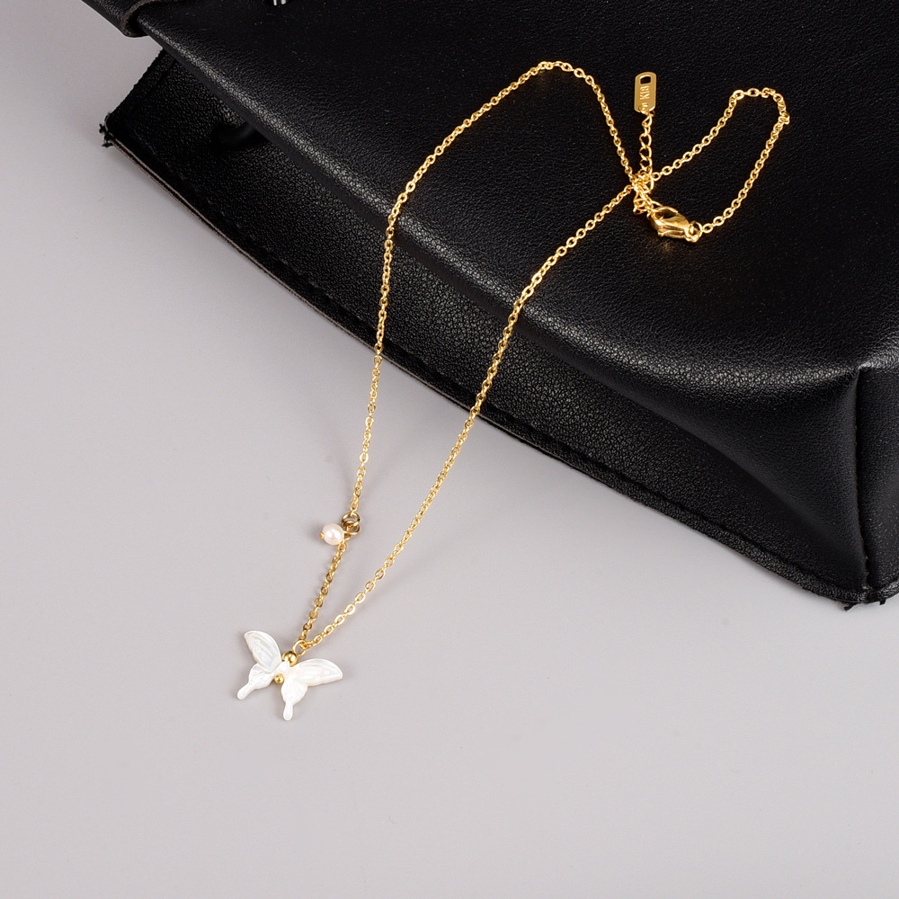 Einfacher Stil Schmetterling Titan Stahl Vergoldet Künstliche Perlen Hülse Halskette Mit Anhänger display picture 7