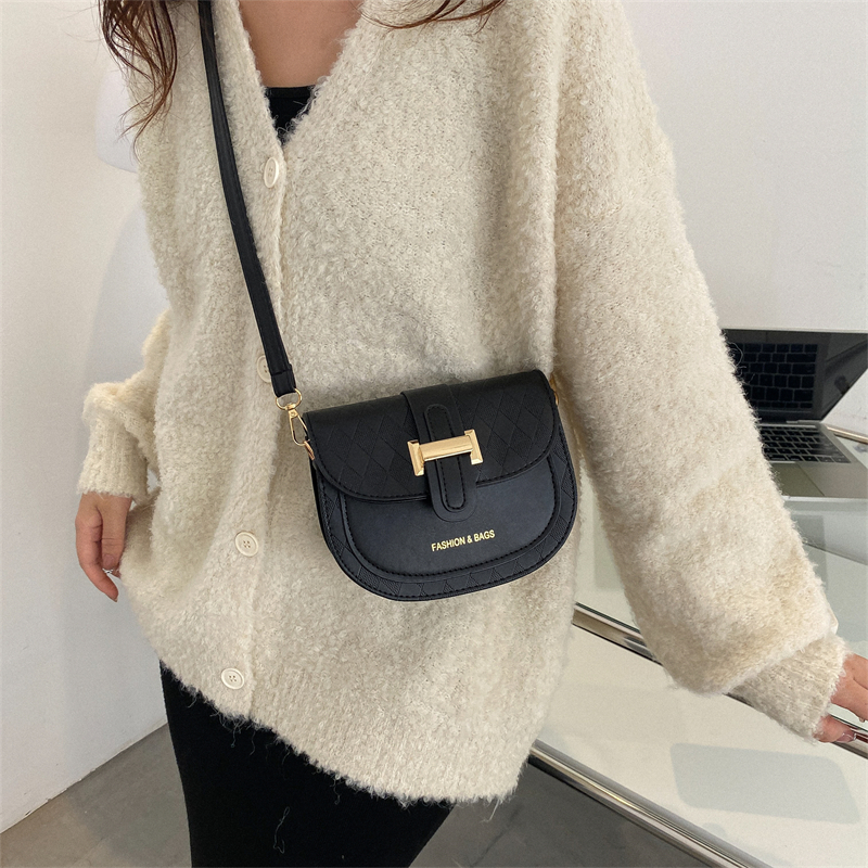 Women's Pu Leather Color Block Fashion Square Magnetic Buckle Crossbody Bag display picture 3