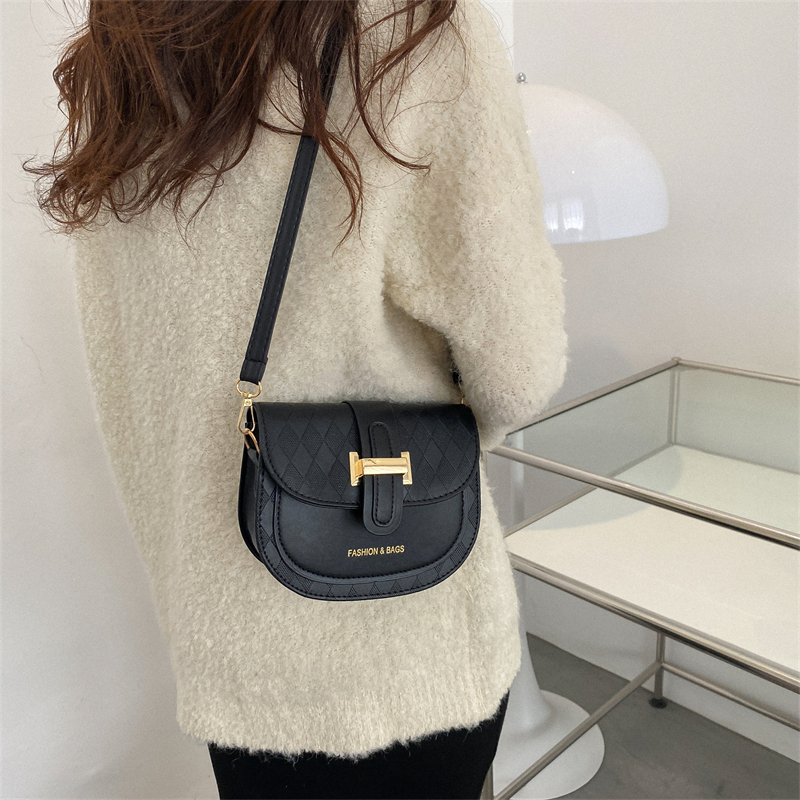 Women's Pu Leather Color Block Fashion Square Magnetic Buckle Crossbody Bag display picture 4