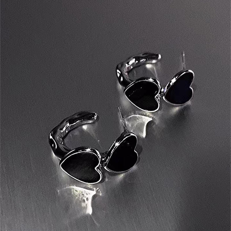Fashion Heart Shape Alloy Women's Hoop Earrings 1 Pair display picture 9