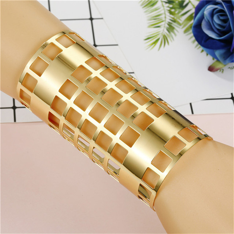 Fashion Solid Color Alloy Hollow Out Women's Bangle 1 Piece display picture 4