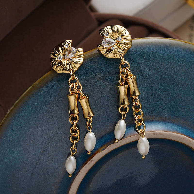 1 Paar Vintage-Stil Französische Art Irregulär Quaste Quaste Perle Inlay Kupfer Zirkon 18 Karat Vergoldet Tropfenohrringe display picture 4