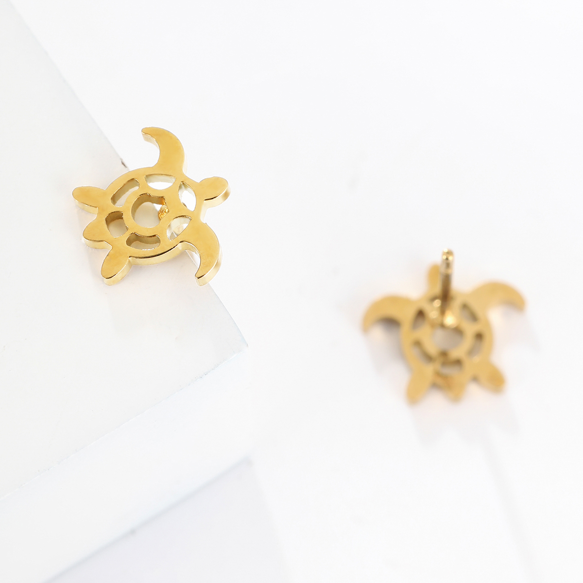 1 Pair Fashion Tortoise Letter Hand Of Fatima Plating Hollow Out Stainless Steel 18k Gold Plated Ear Studs display picture 2