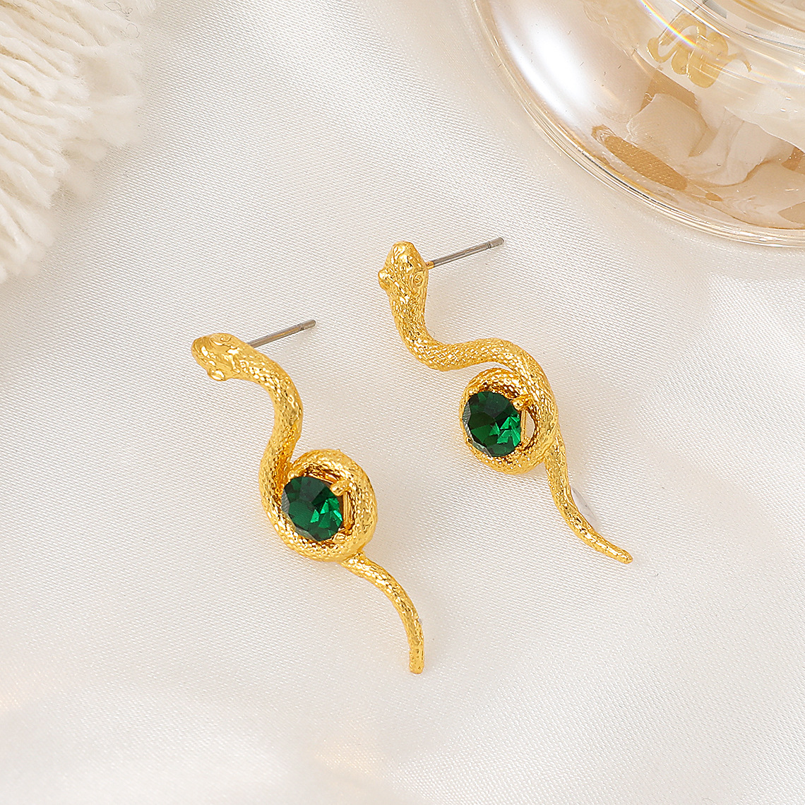 1 Pair Retro Snake Alloy Inlay Rhinestones 14k Gold Plated Women's Drop Earrings display picture 5