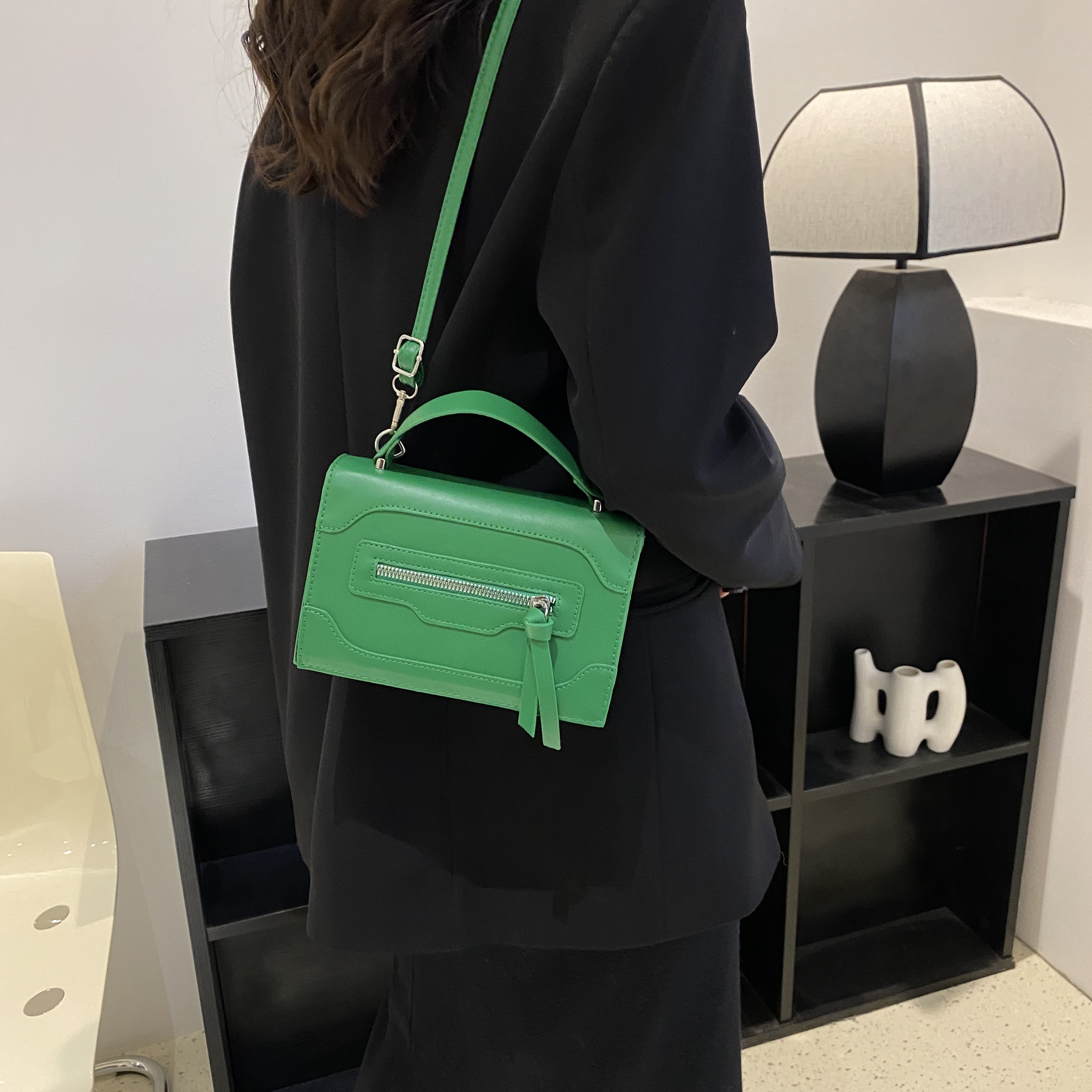 Frau Alle Jahreszeiten Pu-leder Einfarbig Mode Quadrat Reißverschluss Handtasche display picture 1