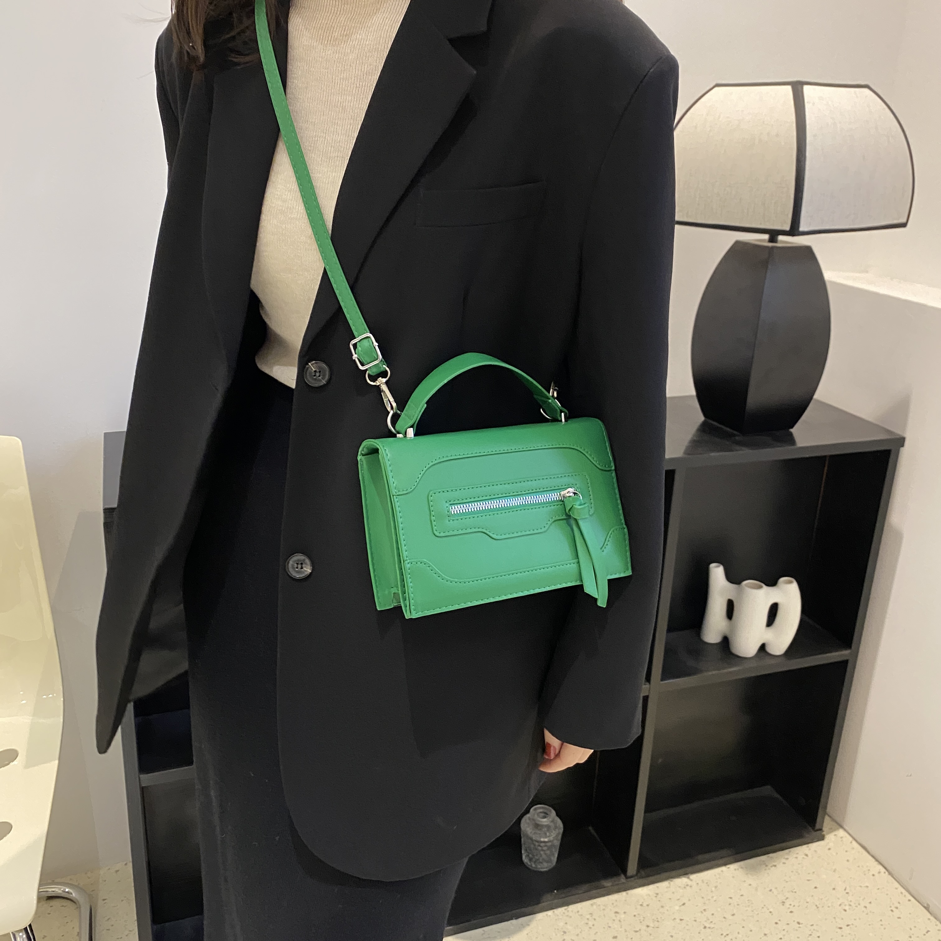 Frau Alle Jahreszeiten Pu-leder Einfarbig Mode Quadrat Reißverschluss Handtasche display picture 3