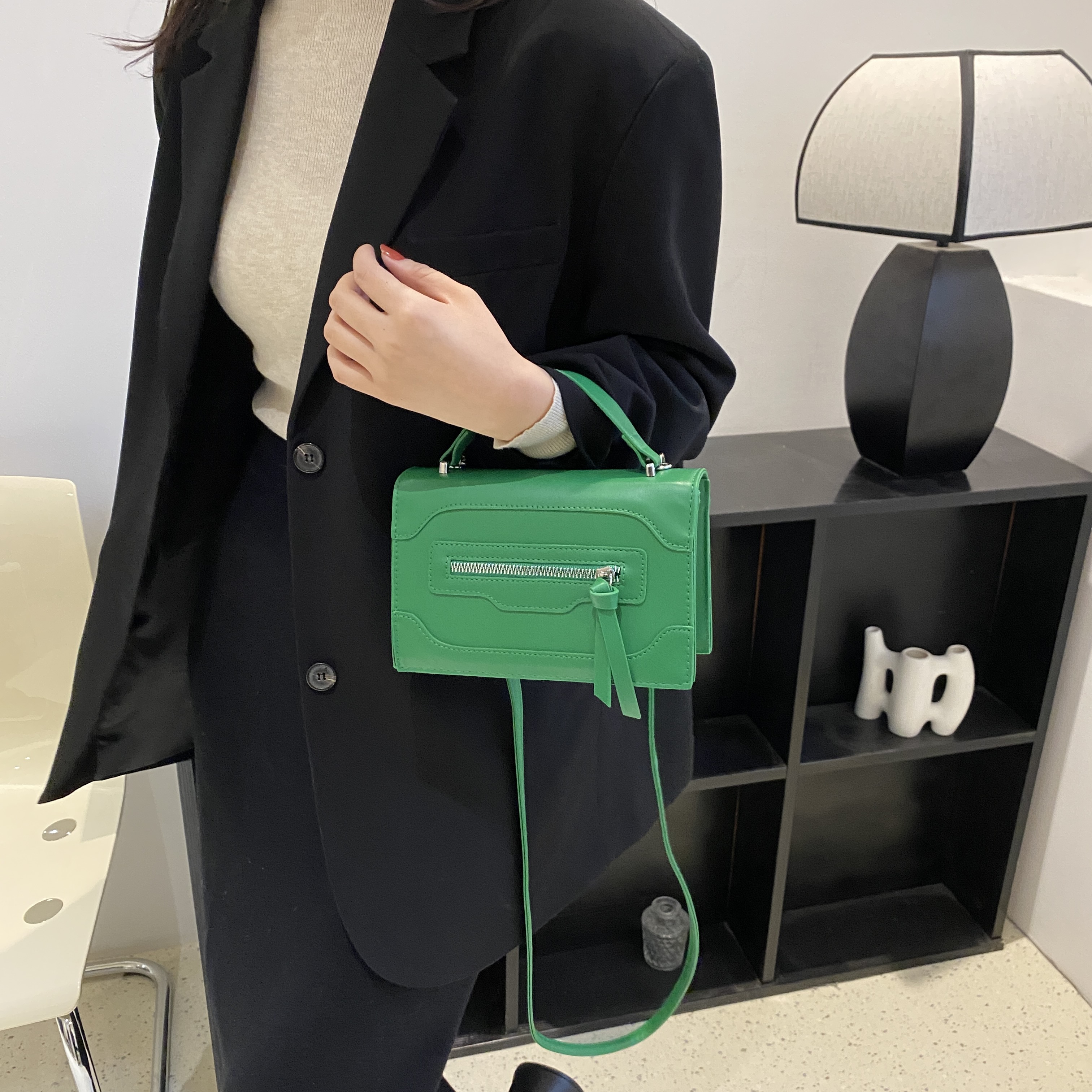 Frau Alle Jahreszeiten Pu-leder Einfarbig Mode Quadrat Reißverschluss Handtasche display picture 8