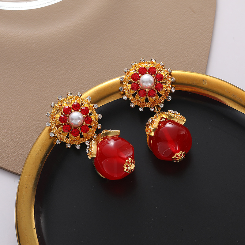 1 Pair Elegant Vintage Style Flower Inlay Copper Artificial Pearls Zircon 18K Gold Plated Drop Earrings display picture 1