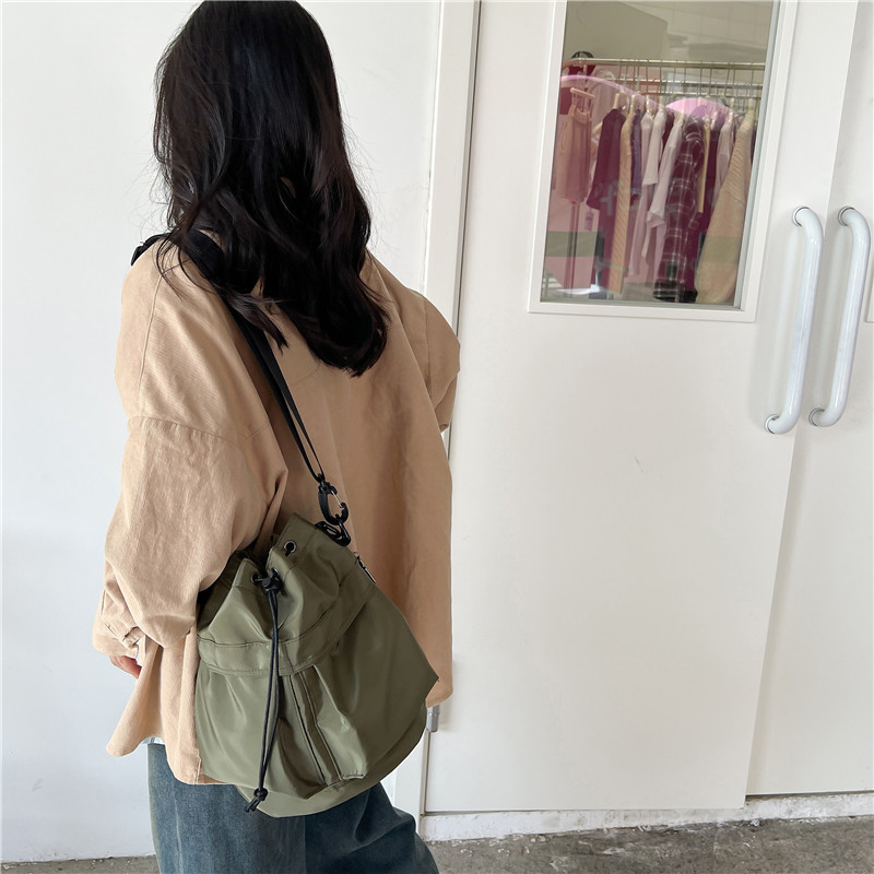 Women's Nylon Solid Color Preppy Style Classic Style Sports Cross Straps Sewing Thread Bucket String Crossbody Bag display picture 2