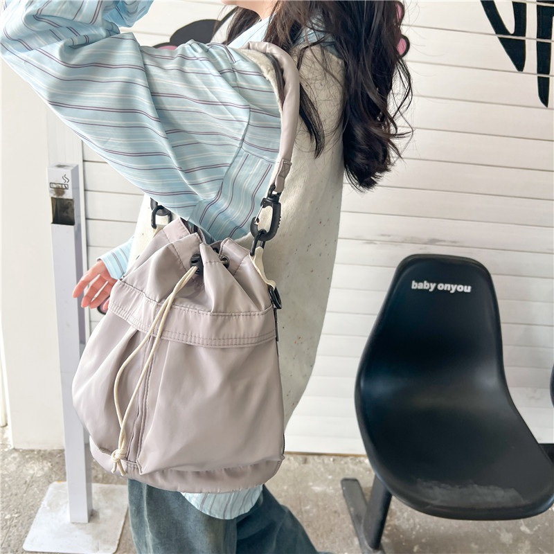 Women's Nylon Solid Color Preppy Style Classic Style Sports Cross Straps Sewing Thread Bucket String Crossbody Bag display picture 4