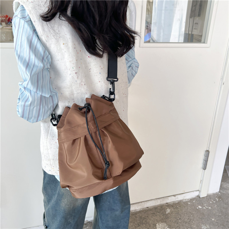 Women's Nylon Solid Color Preppy Style Classic Style Sports Cross Straps Sewing Thread Bucket String Crossbody Bag display picture 9