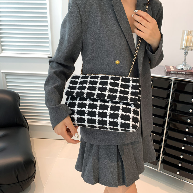 Women's Braid Solid Color Vintage Style Square Magnetic Buckle Crossbody Bag display picture 4