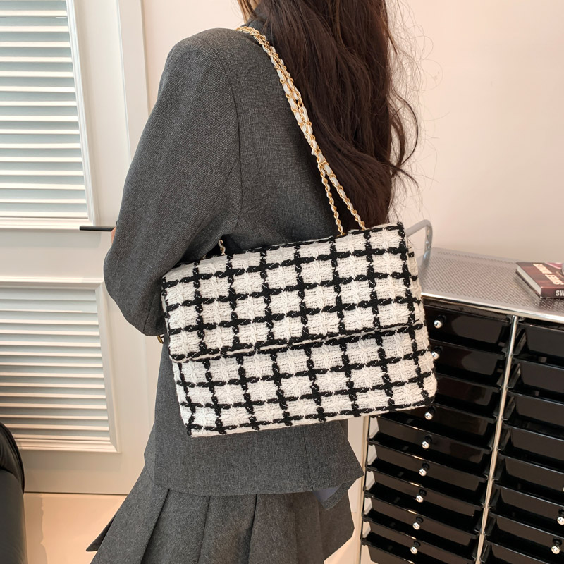 Women's Braid Solid Color Vintage Style Square Magnetic Buckle Crossbody Bag display picture 3
