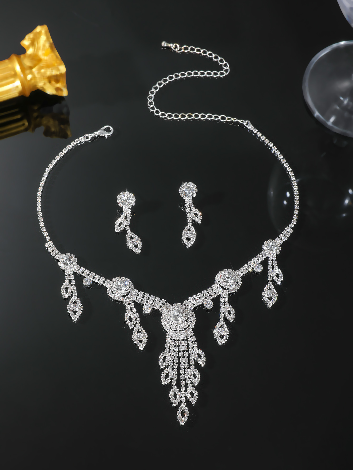 Elegante Glamour Brillante Geométrico Diamante De Imitación Plateado Mujeres Aretes Collar display picture 3