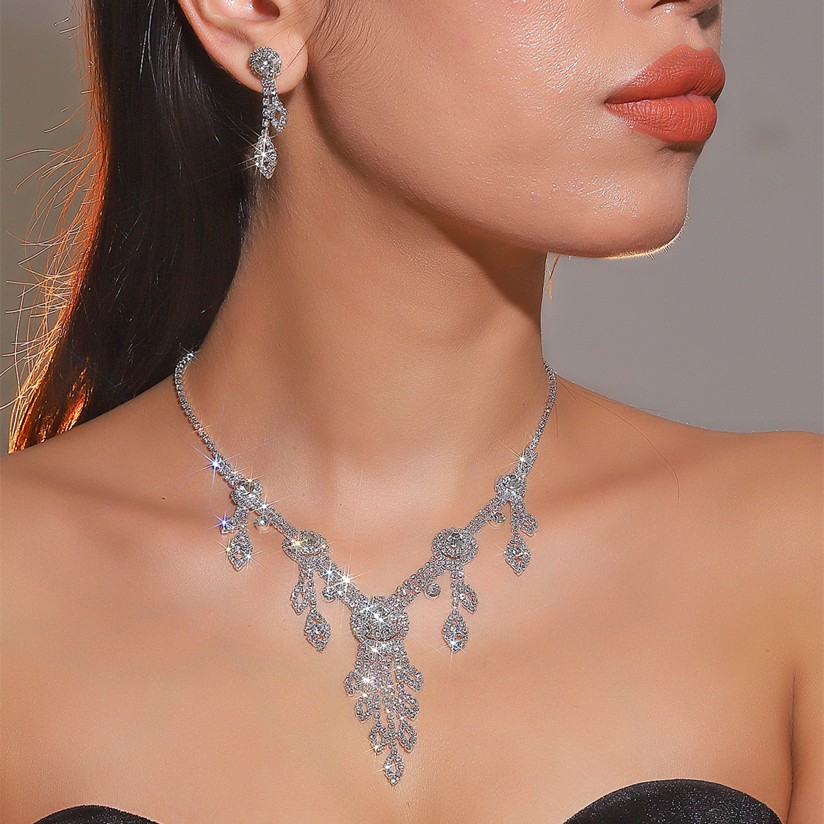 Elegante Glamour Brillante Geométrico Diamante De Imitación Plateado Mujeres Aretes Collar display picture 1