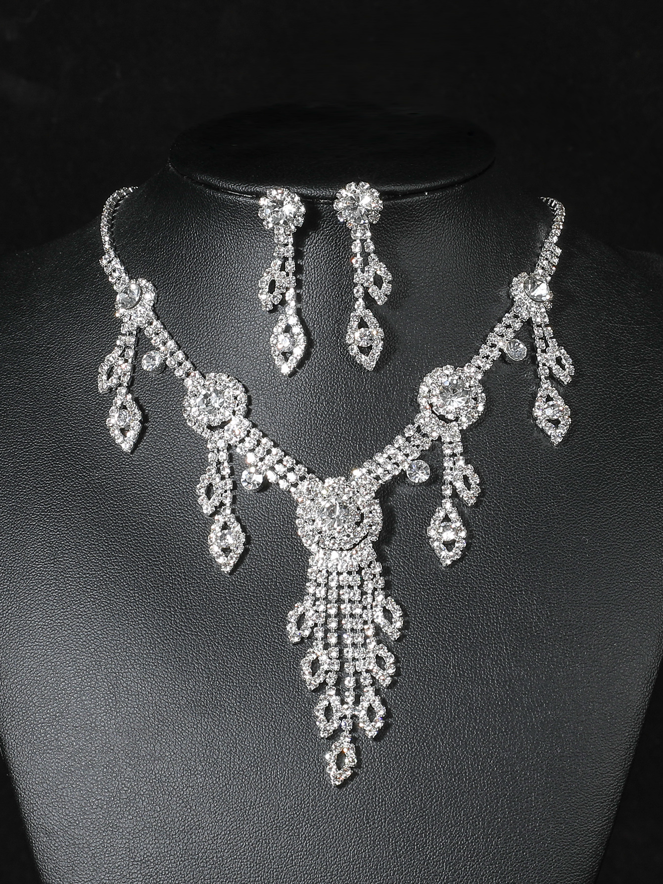 Elegante Glamour Brillante Geométrico Diamante De Imitación Plateado Mujeres Aretes Collar display picture 4