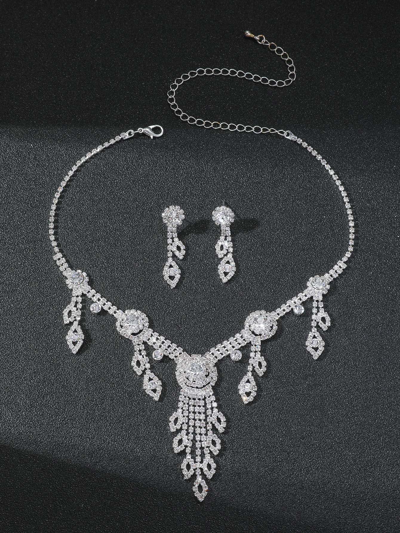 Elegante Glamour Brillante Geométrico Diamante De Imitación Plateado Mujeres Aretes Collar display picture 2