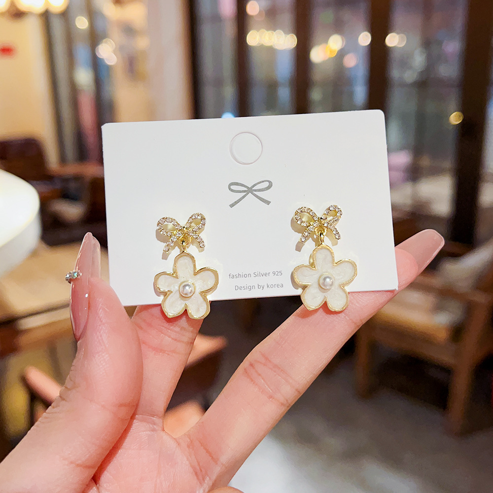 1 Pair Sweet Flower Inlay Alloy Zircon Drop Earrings display picture 2