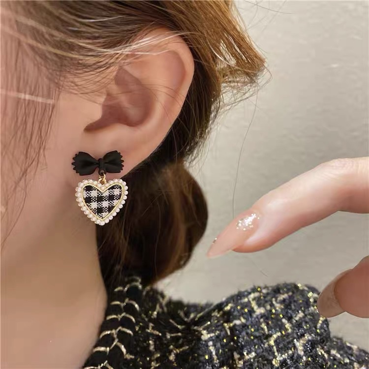 1 Pair Simple Style Heart Shape Inlay Alloy Pearl Drop Earrings display picture 1