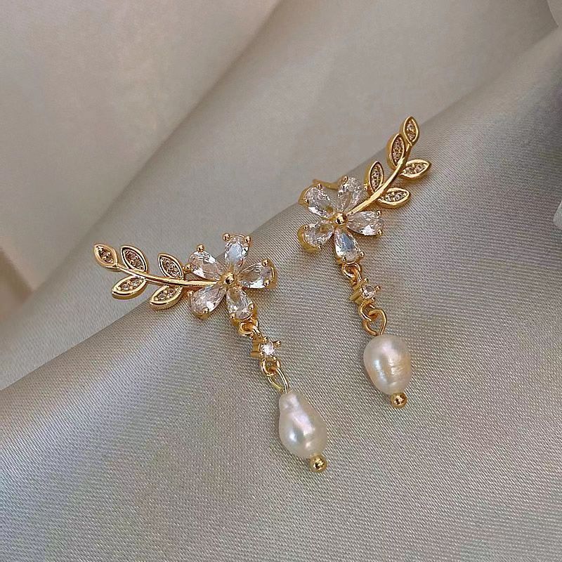 1 Pair Sweet Artistic Leaf Flower Plating Inlay Alloy Artificial Pearls Zircon Ear Studs display picture 1