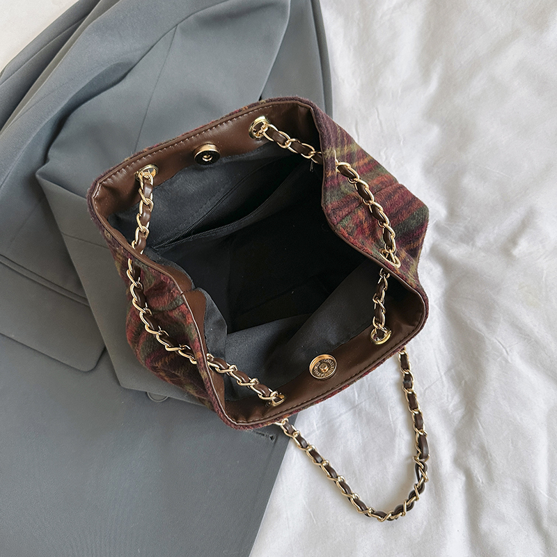 Women's Woolen Plaid Solid Color Elegant Vintage Style Classic Style Sewing Thread Bucket Magnetic Buckle Shoulder Bag Bucket Bag display picture 7