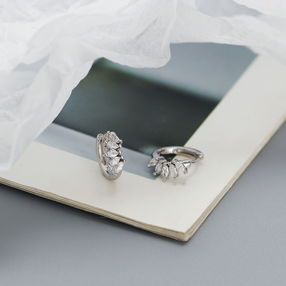 1 Pair Modern Style Korean Style Geometric Plating Inlay Sterling Silver Zircon Earrings display picture 4