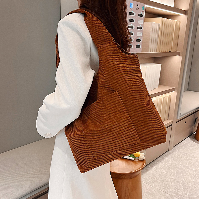 Women's All Seasons Corduroy Solid Color Streetwear Square Magnetic Buckle Shoulder Bag display picture 3