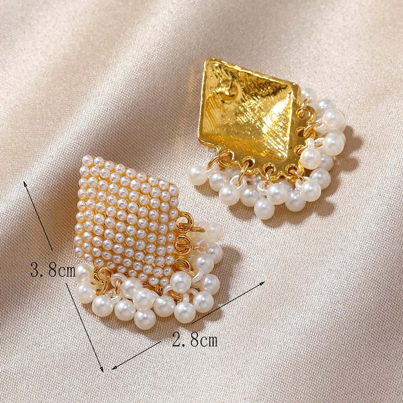 1 Pair Elegant Simple Style Geometric Inlay Alloy Pearl Gold Plated Drop Earrings display picture 5