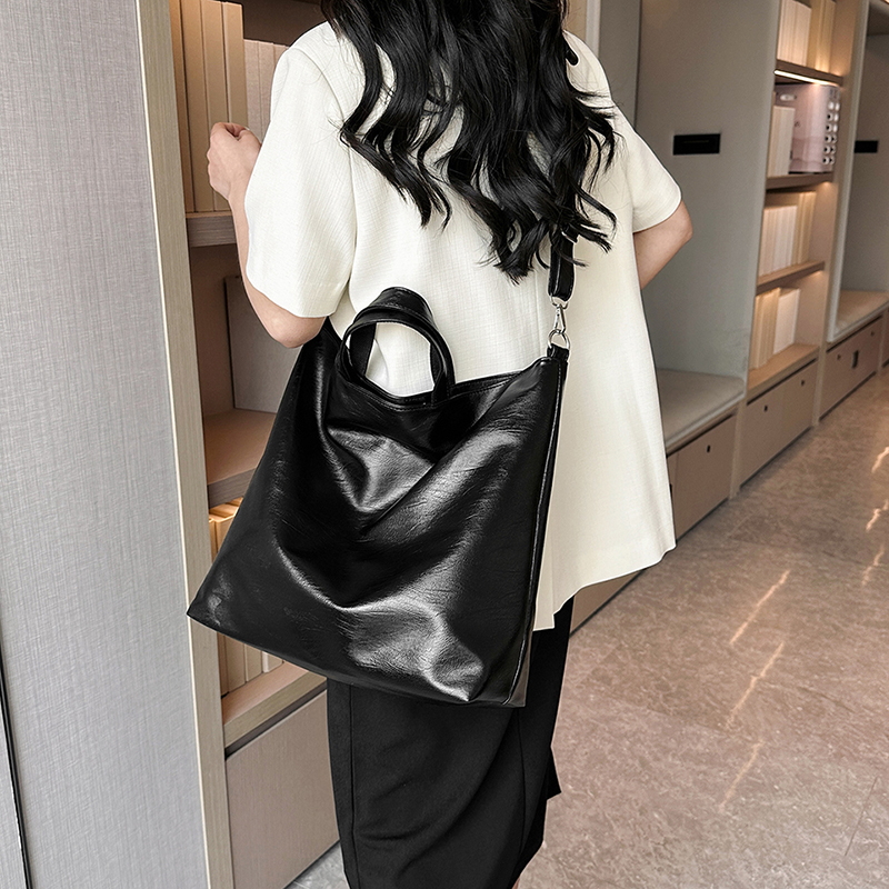 Women's Pu Leather Solid Color Punk Classic Style Streetwear Sewing Thread Square Zipper Tote Bag display picture 9