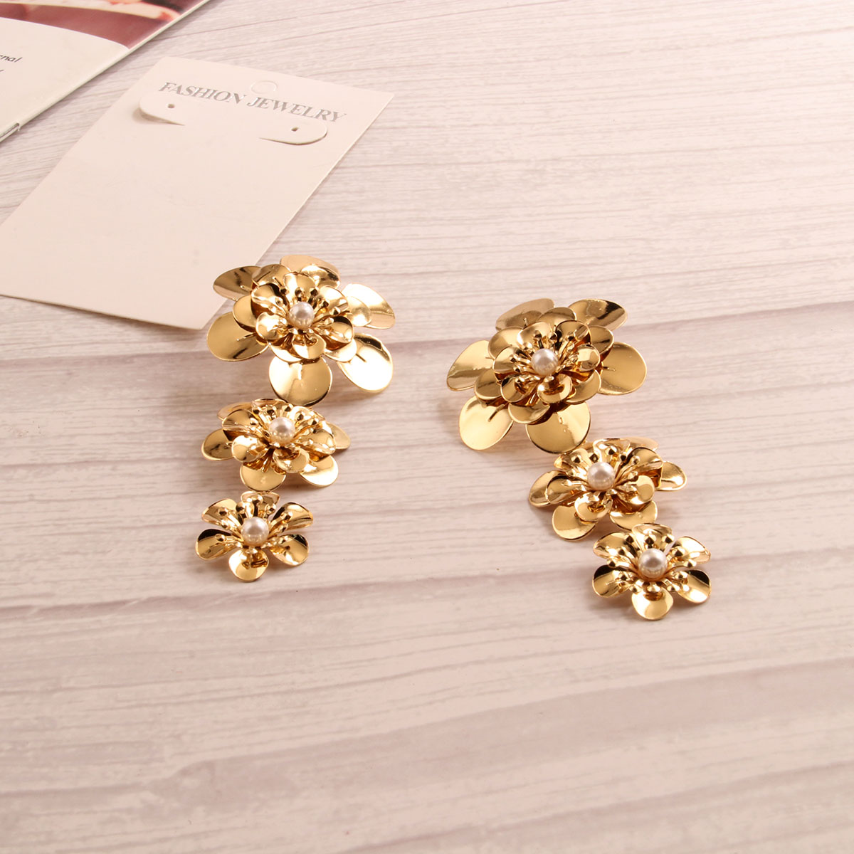 1 Pair Elegant Luxurious Artistic Flower Inlay Alloy Artificial Pearls Drop Earrings display picture 1