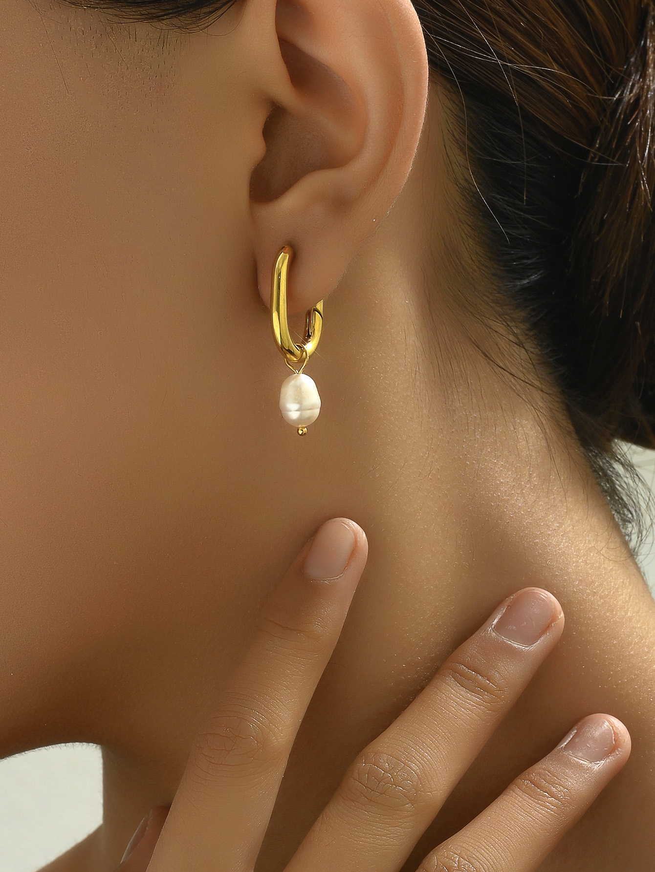 1 Pair Simple Style Classic Style Solid Color Layered Plating Inlay Titanium Steel Artificial Pearls 18k Gold Plated Gold Plated Dangling Earrings display picture 2