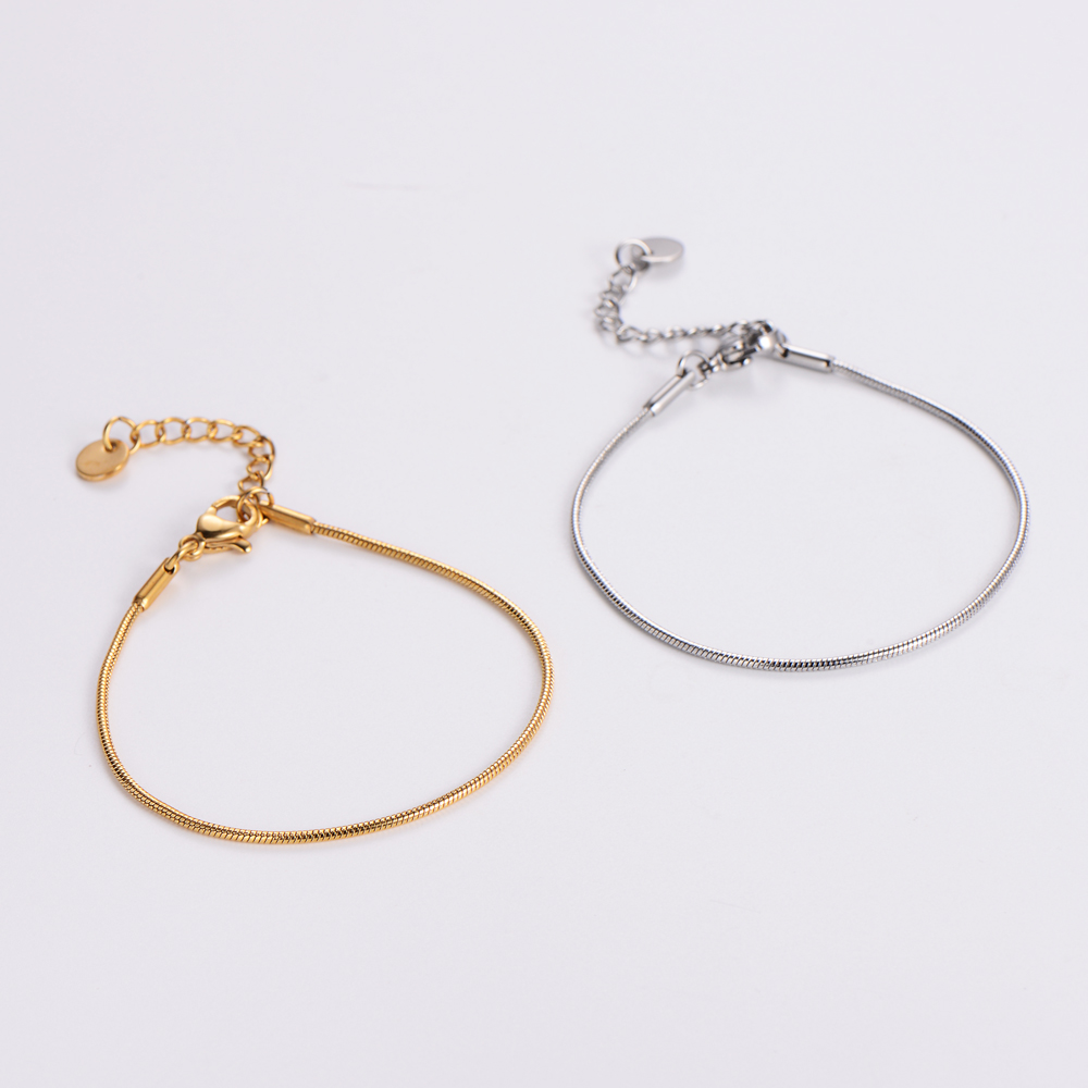 Elegant Simple Style Solid Color Stainless Steel Plating 18k Gold Plated Bracelets display picture 4