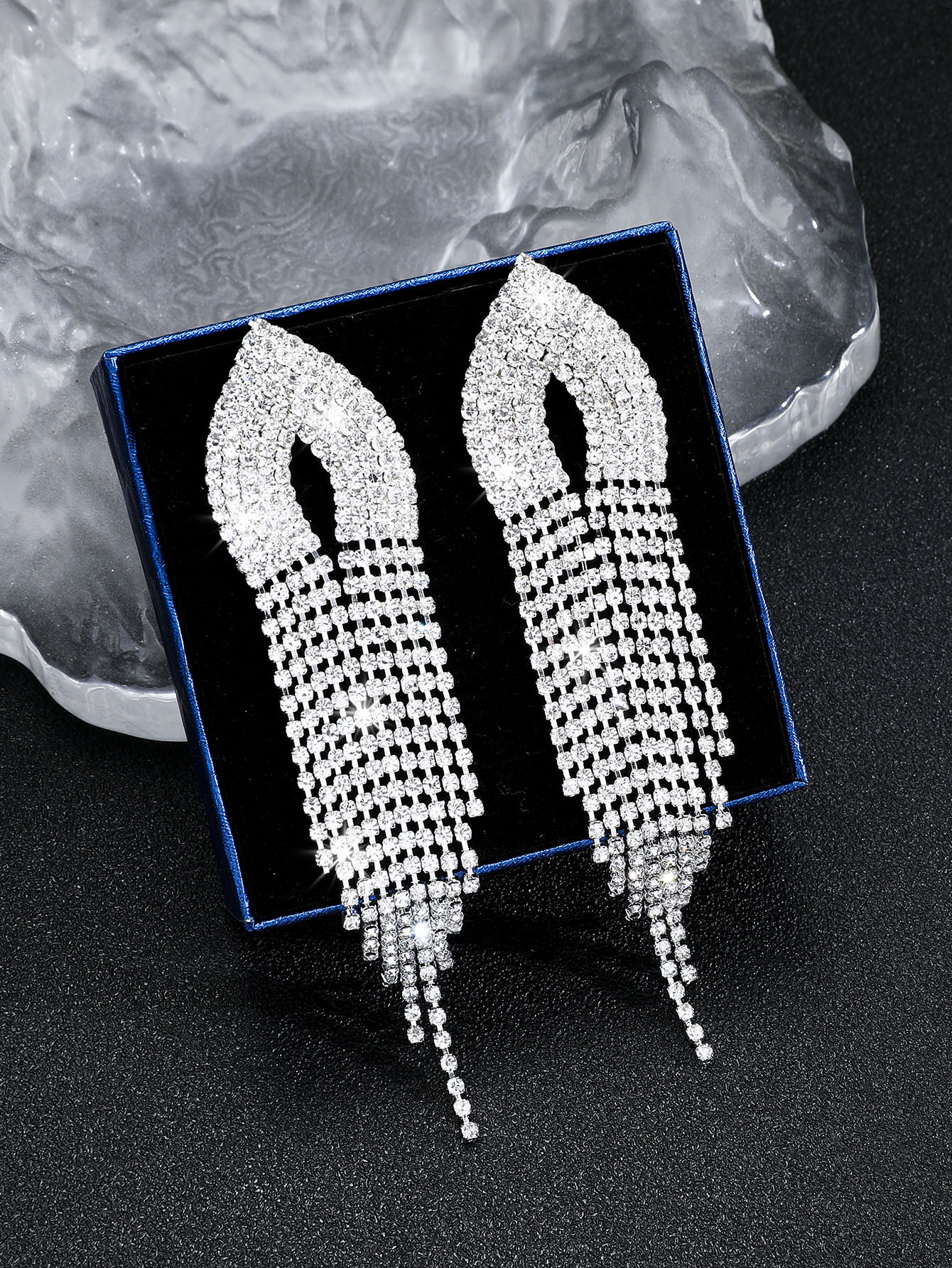 1 Pair Elegant Shiny Geometric Inlay Alloy Rhinestones Silver Plated Drop Earrings display picture 4