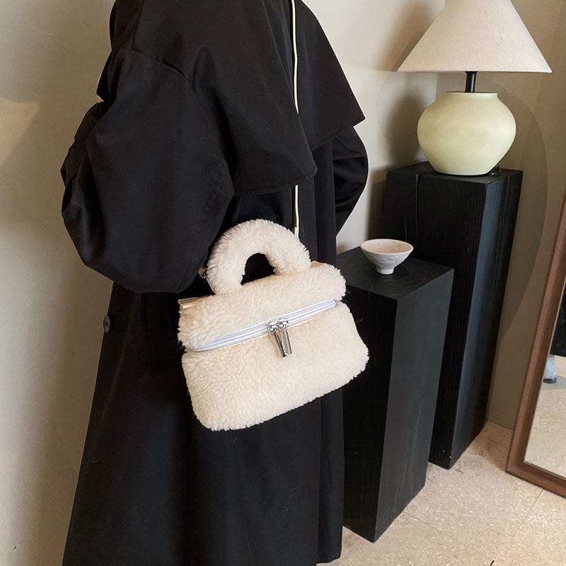 Women's All Seasons Plush Solid Color Cute Square Zipper Handbag display picture 1