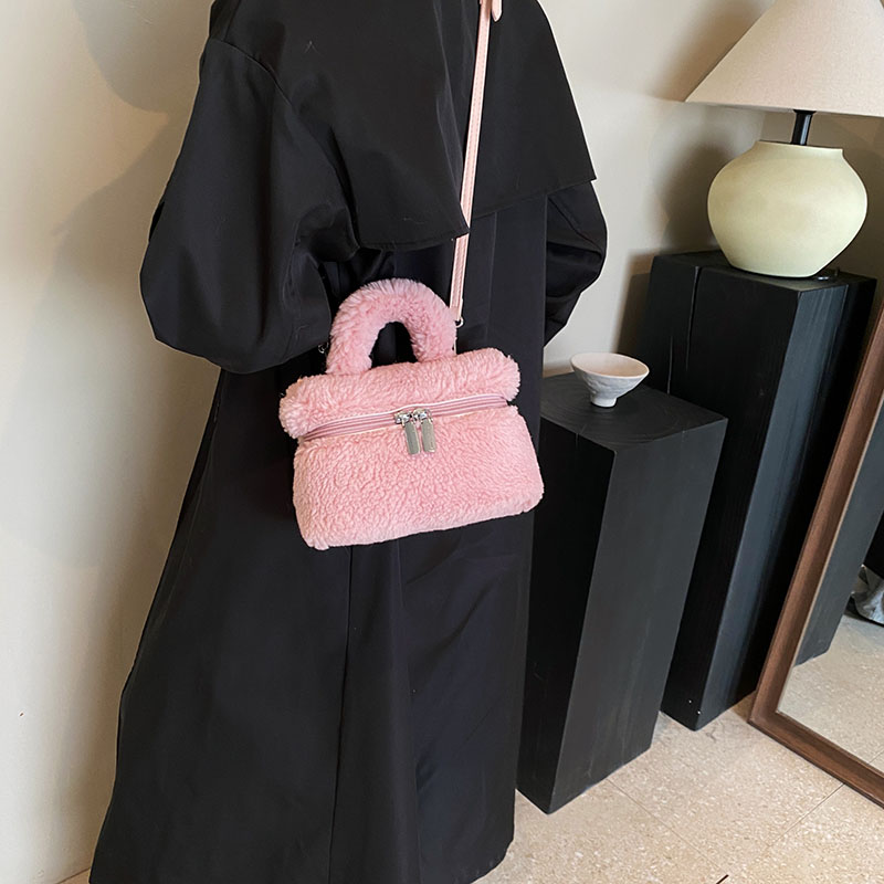Women's All Seasons Plush Solid Color Cute Square Zipper Handbag display picture 3
