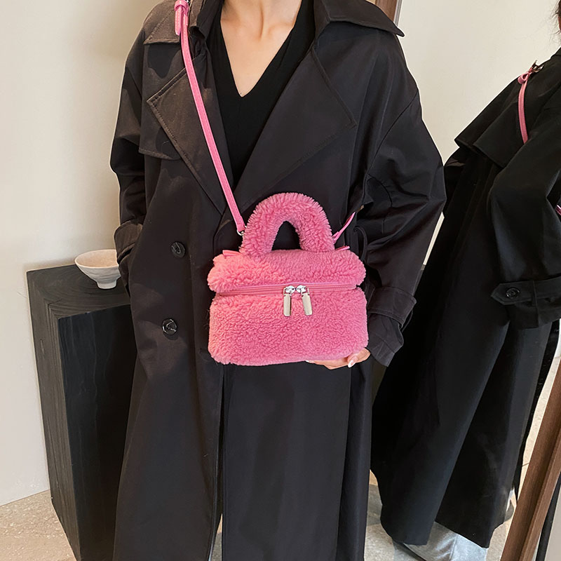 Women's All Seasons Plush Solid Color Cute Square Zipper Handbag display picture 8