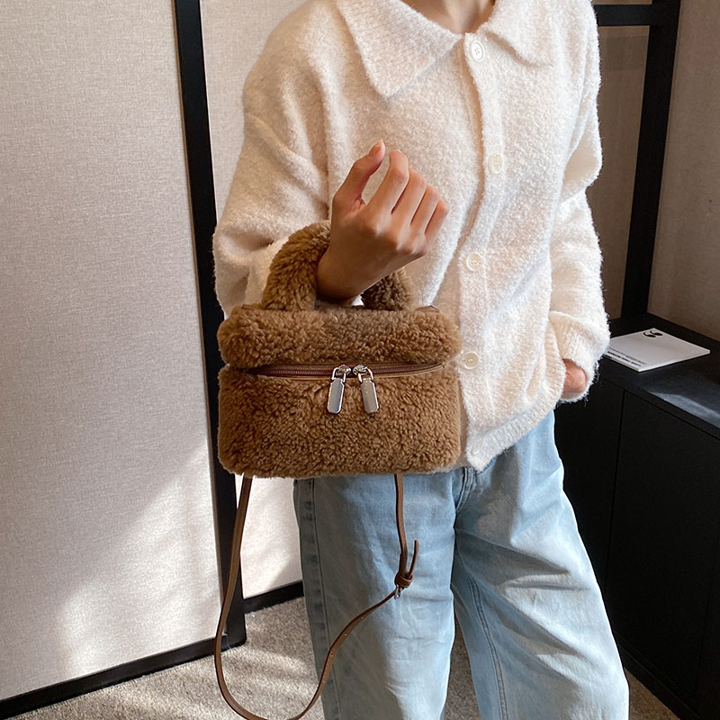 Women's All Seasons Plush Solid Color Cute Square Zipper Handbag display picture 10